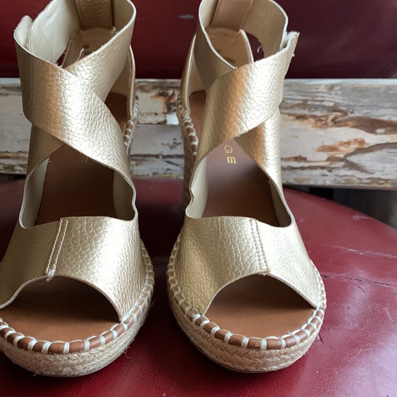 Gold leather wedge heel sandals. - Picture 3 of 8